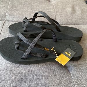 Teva Olowahu Sandals. Size 9.